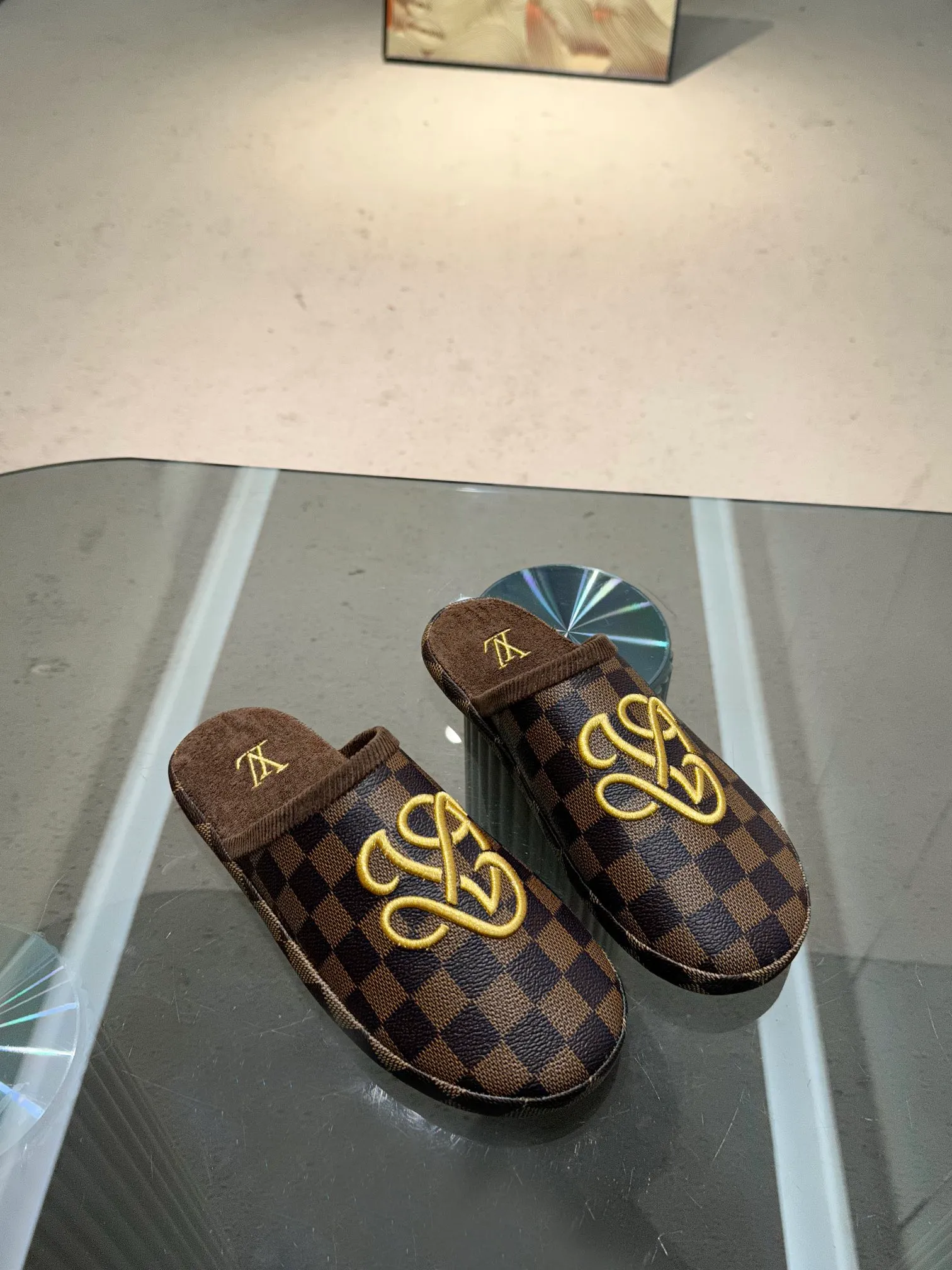 👟👟Ex-factory price 320👟👟 The 2024 couple’s counter features the latest hard goods of LV and Loewe co-branded slippers🆕 ✿Purchase level! Full of high-end feel! A popular model among bloggers at home and abroad, it’s retro and fashionable and looks amazing on your feet! Official website main recommendation code number 35-46